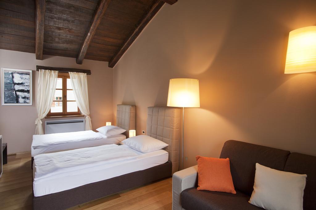 Villa Poropati, Groznjan, Istria - Luxury Countryside Estate For Up To 19 Persons - Large Pool Of 80M2 With Kids Section Kültér fotó